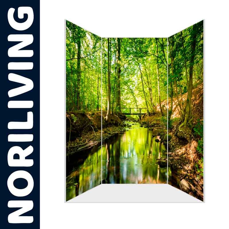 Raumteiler zeigt idyllischen Wald mit Bachlauf, perfekt für natürliche Wohnraumgestaltung
