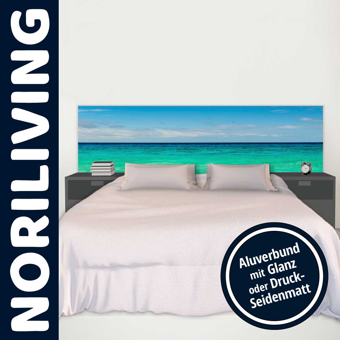 Modernes Bett mit Kopfteil im Meerdesign aus Aluverbund, dekoriert mit Nachttischen und minimalistischen Accessoires.