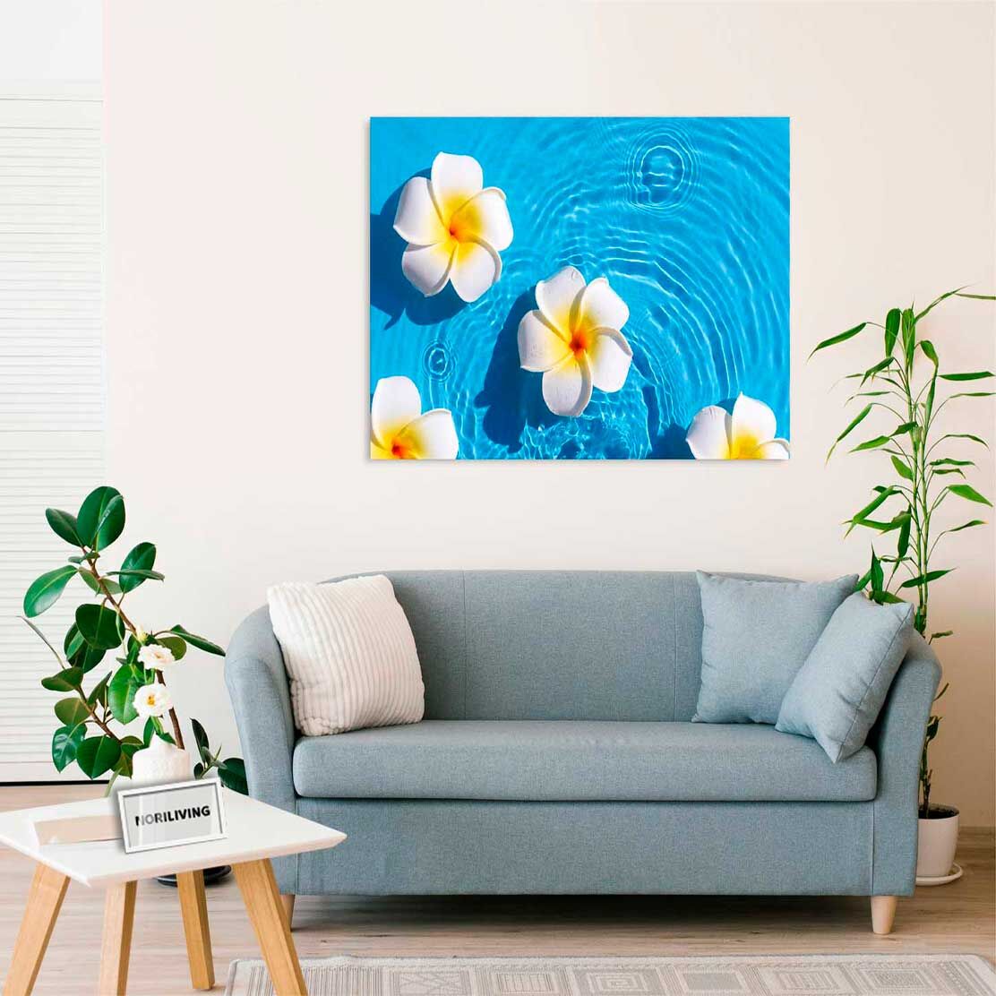 Wandbild über dem Sofa mit Motiv tropische Frangipani-Blüten in blauem Wasser 085