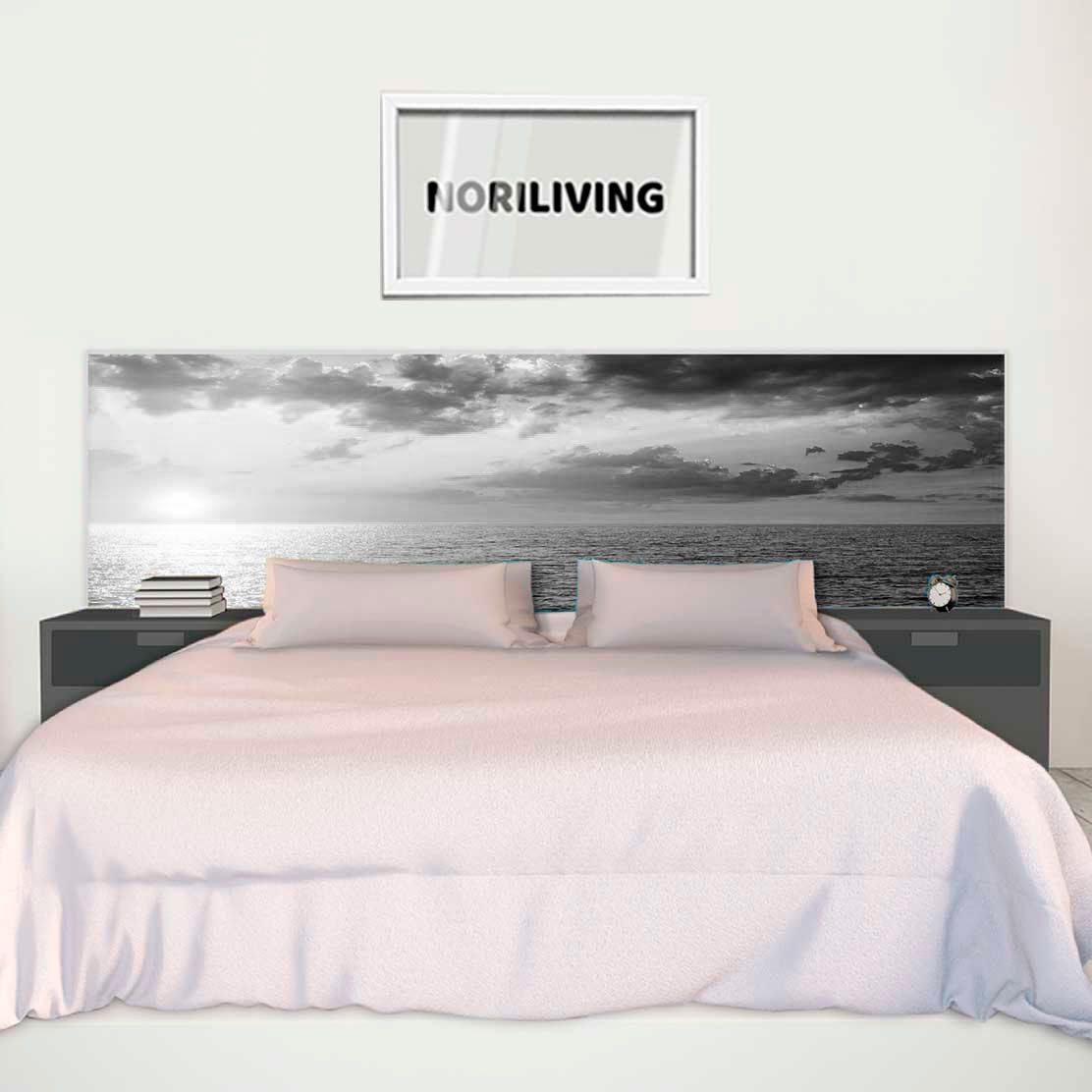 im Schlafzimmer eingebaute Bettrückwand mit Motiv Sonnenuntergang in Wolken über dem Meer 362 schwarz-weiß