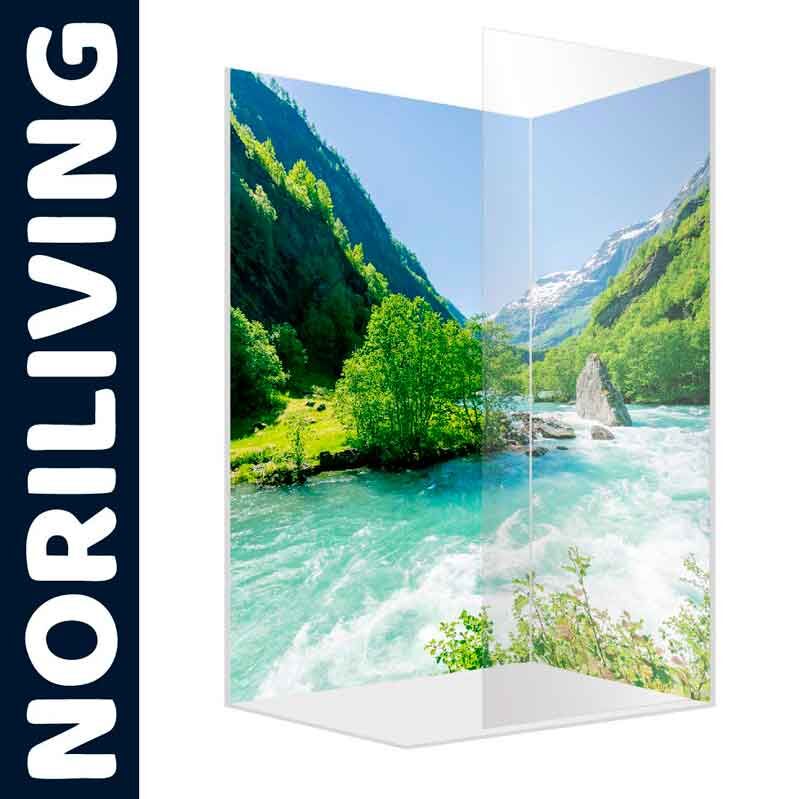 Duschabtrennung von Noriliving mit Landschaftsmotiv eines klaren Flusses und grünen Bergen im Hintergrund