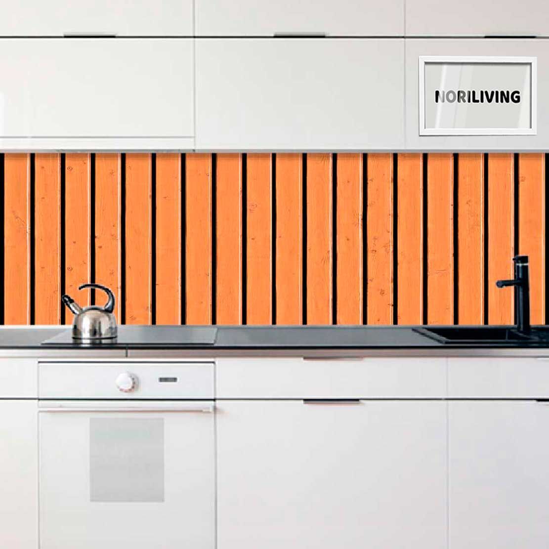 Küche mit weißem Schrank, orangenem Holzspritzschutz, Wasserkocher und Spüle