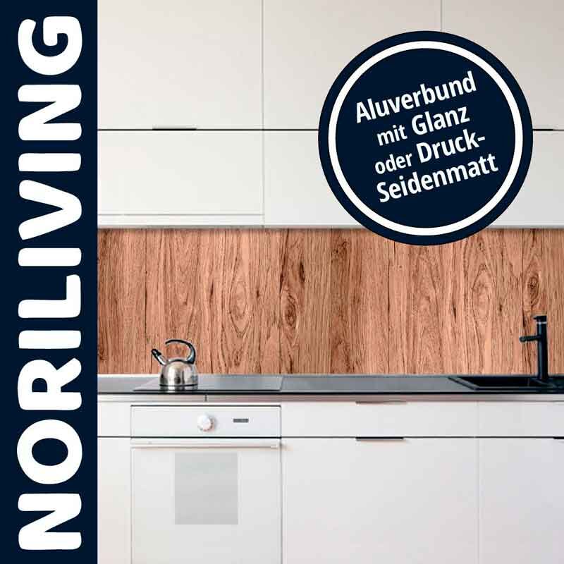 Weiße Küche mit Holzrückwand und glänzendem Aluverbund von NORILIVING