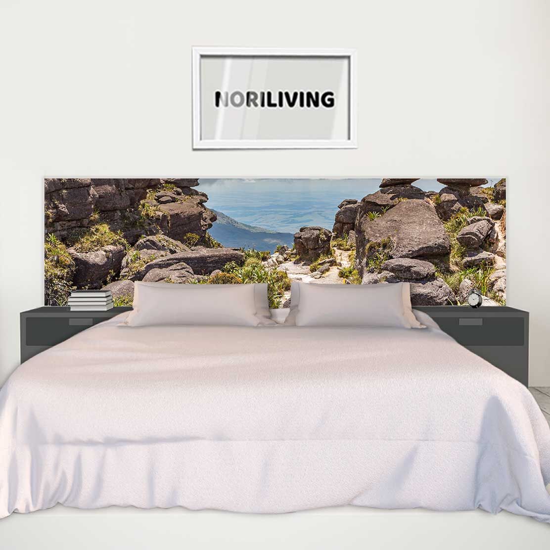 im Schlafzimmer eingebaute Bettrückwand mit Motiv Blick vom Berg ins Tal 646