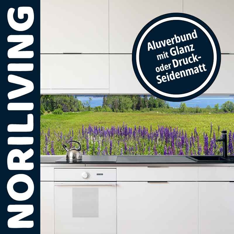 Moderne Küche mit Noriliving-Rückwand, die ein Lavendelfeld und Glanz oder Druck-Seidenmatt zeigt.