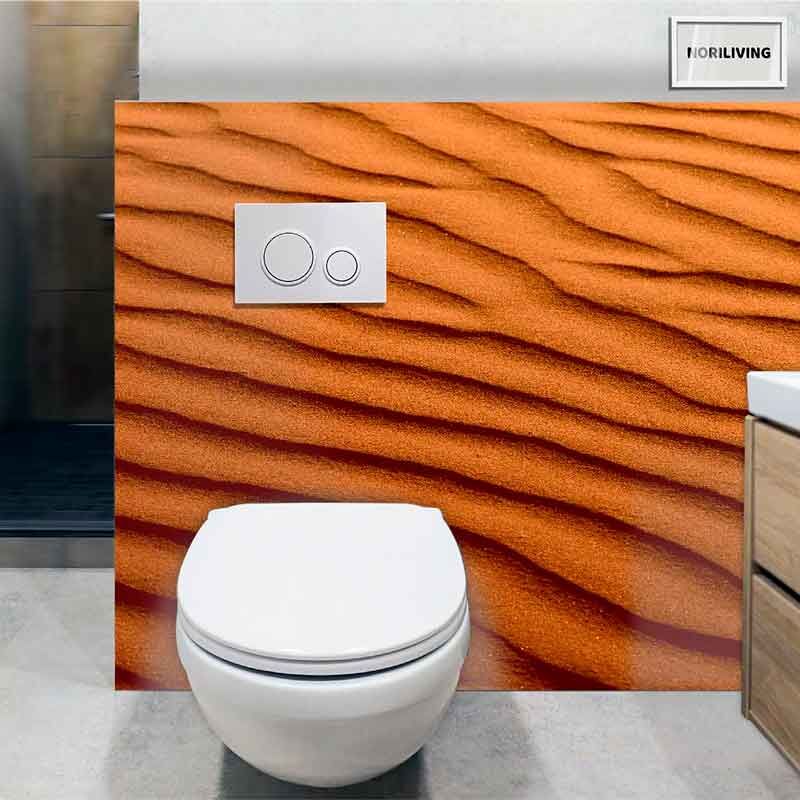 Toilette vor einer Wand mit Holzoptik-Design im modernen Badezimmer