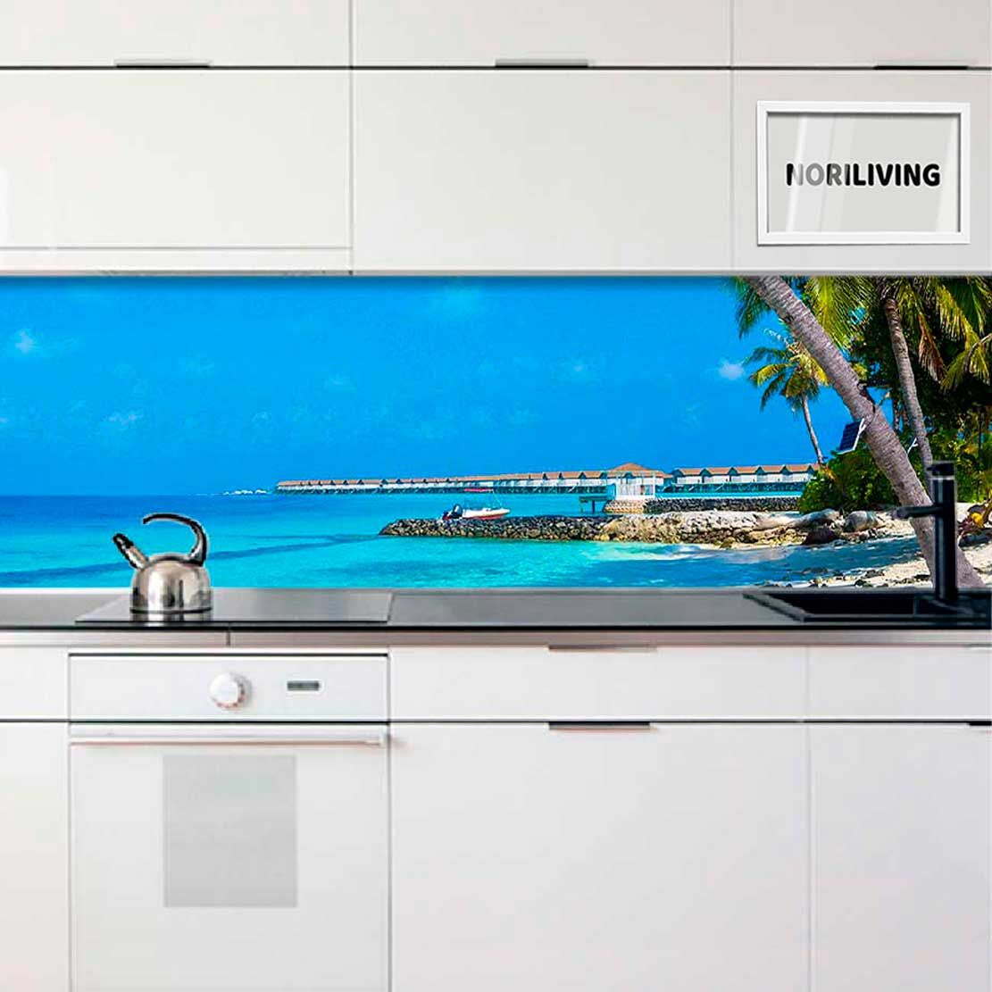 Moderne Küche mit einem Hintergrundbild einer tropischen Strandlandschaft, Palmen und klarem blauem Wasser