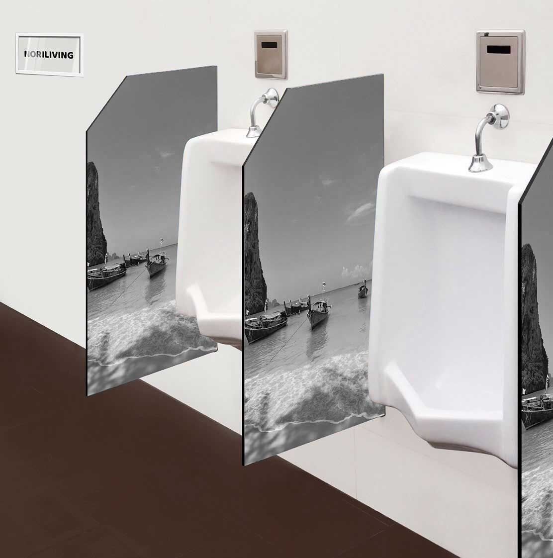 in der Toilette eingebaute Schamwand mit Motiv Boote am Strand 983 schwarz-weiß