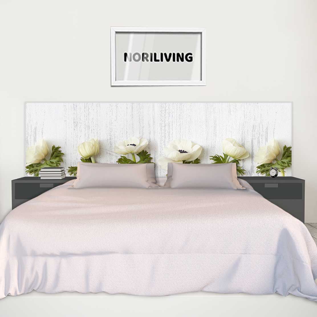 im Schlafzimmer eingebaute Bettrückwand mit Motiv Weiße Blumen vor hellem Holz 003