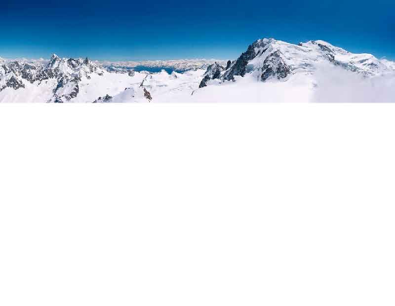 Verschneite Berggipfel unter blauem Himmel in den Alpen