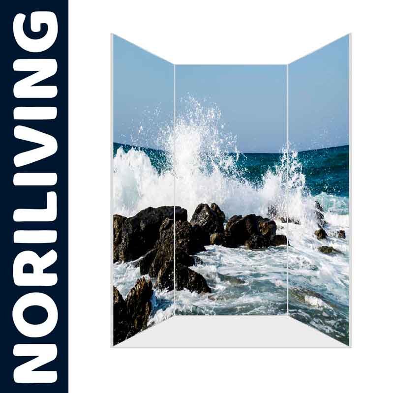 Raumteiler mit einem Bild von Wellen, die über Felsen brechen, designed von Noriliving