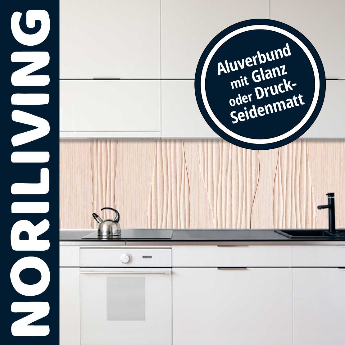 Helle Küche mit Alu-Verbundrückwand in Glanz oder Druck-Seidenmatt, Wasserkocher auf der Arbeitsfläche, Markenlogo NORILIVING sichtbar