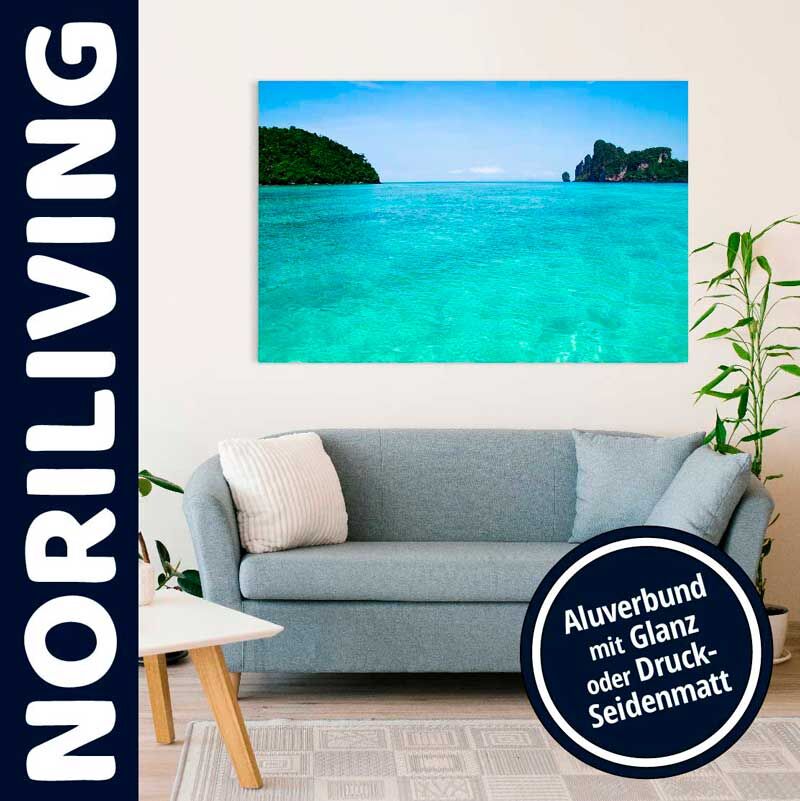Modernes Wohnzimmer mit blauem Sofa und tropischem Meerblick an der Wand