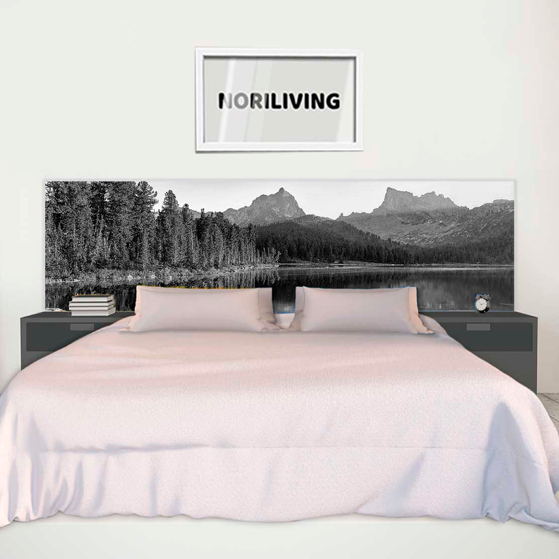 im Schlafzimmer eingebaute Bettrückwand mit Motiv Bergsee mit Wald 453 schwarz-weiß