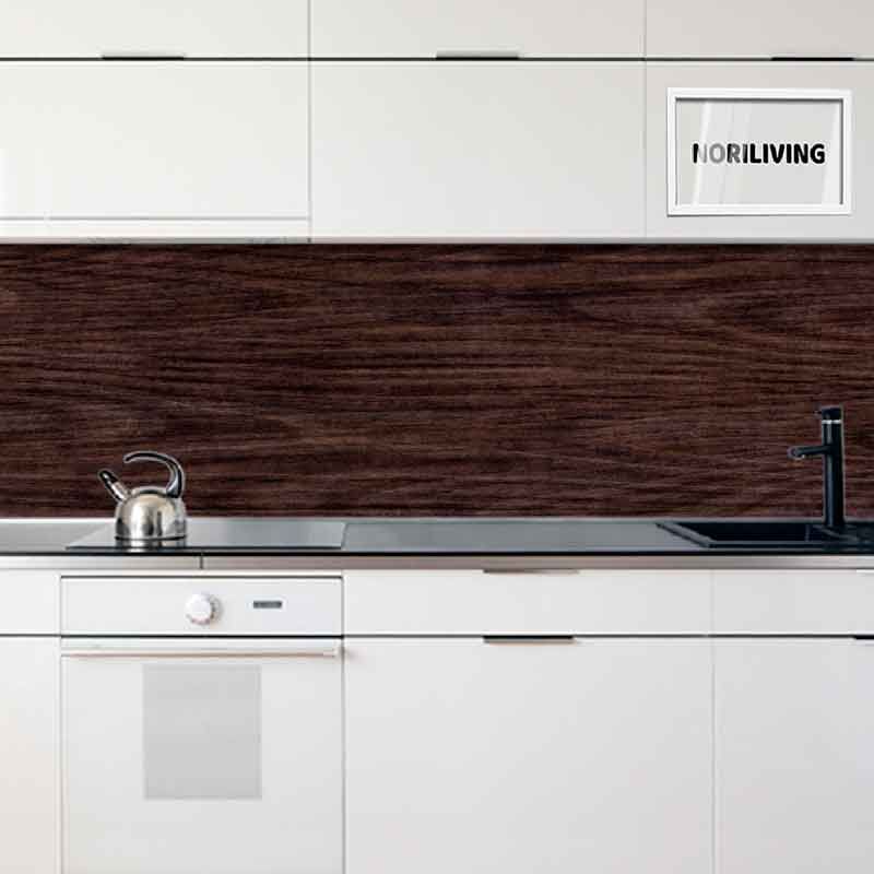 Minimalistische Küche mit heller Einrichtung, dunkler Holzrückwand und Edelstahl-Wasserkocher