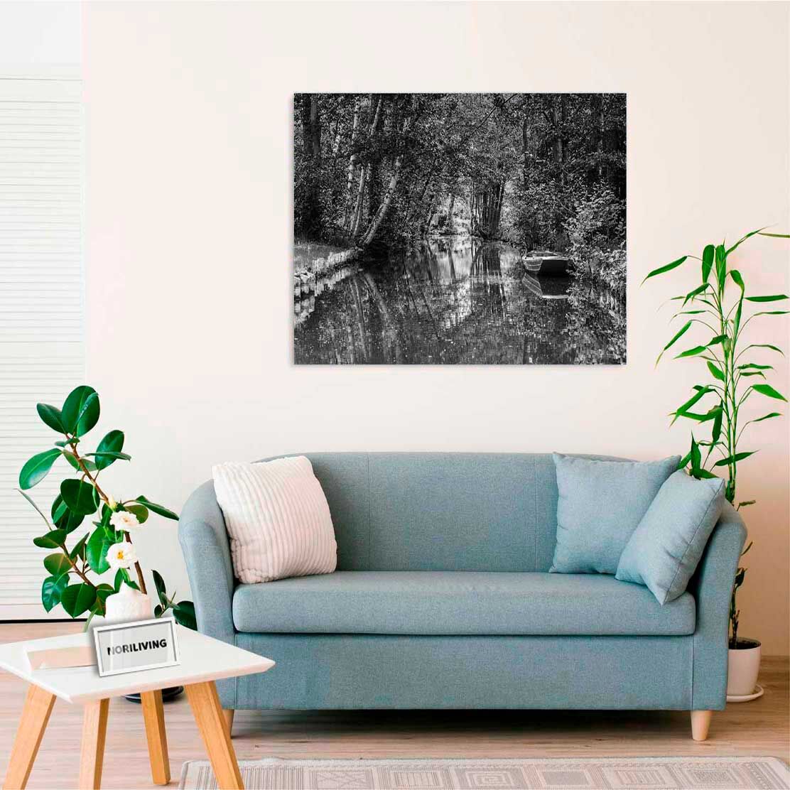 Wandbild über dem Sofa mit Motiv Wasserkanal im Biosphärenreservat Spreewald 011 schwarz-weiß