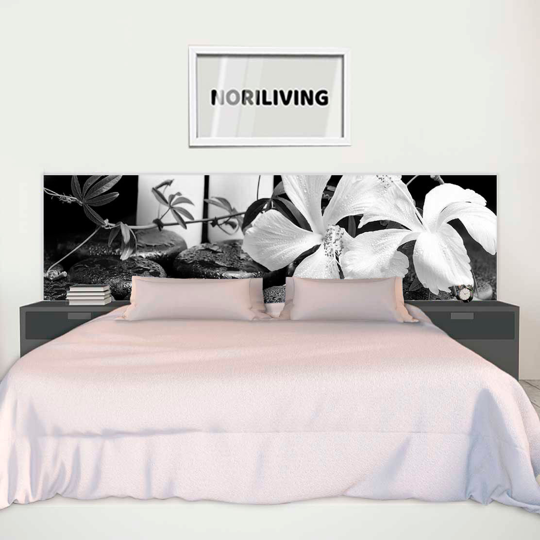 im Schlafzimmer eingebaute Bettrückwand mit Motiv Zen Steine mit Orchideen 777 schwarz-weiß