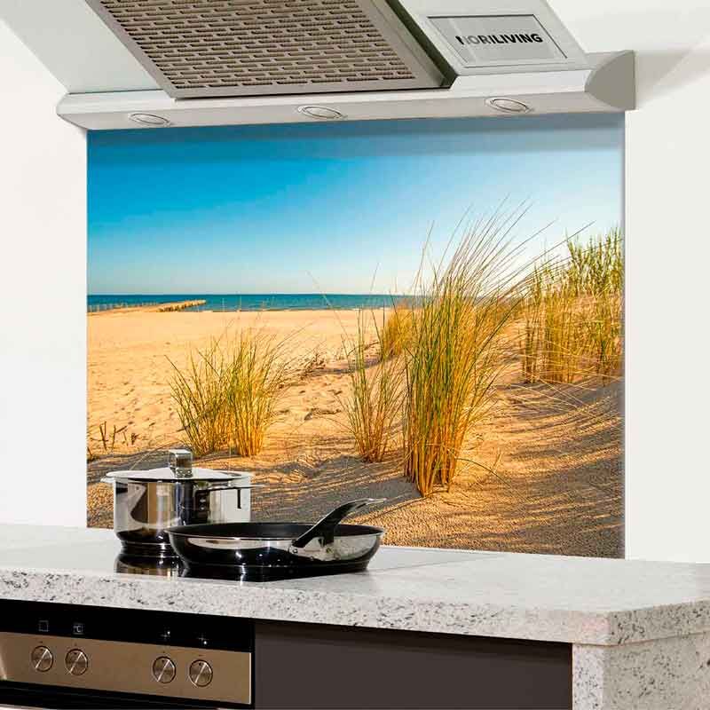 Dekorativer Spritzschutz in der Küche mit einem Bild von einem Strand mit Dünen und blauem Himmel