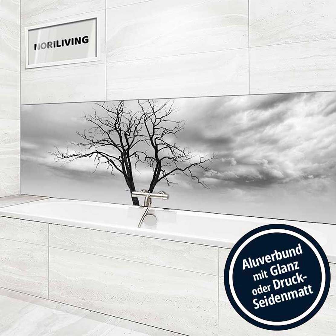 Elegantes Badezimmer mit Wanddeko aus Aluverbund, Baum in Schwarz-Weiß