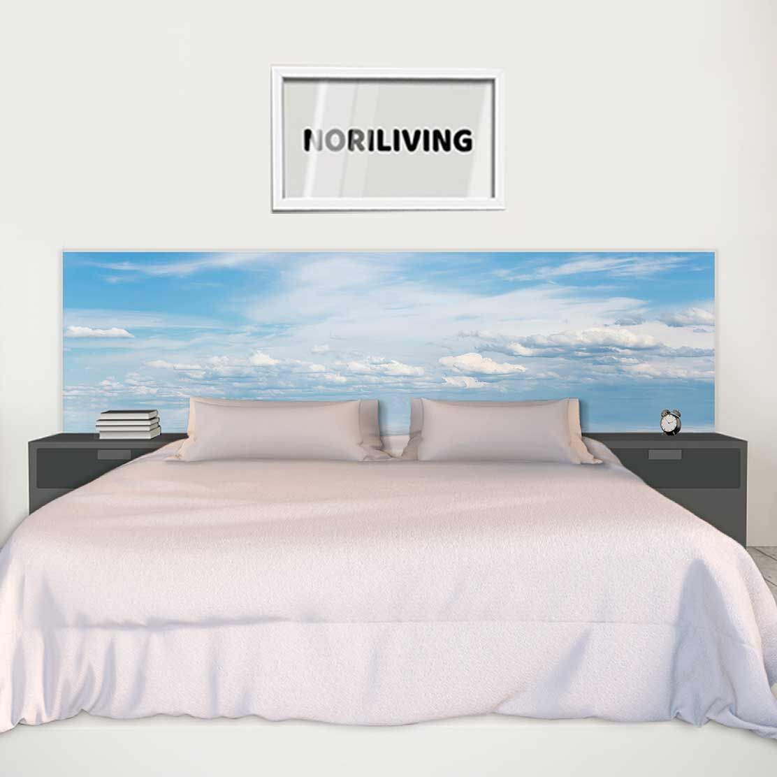 im Schlafzimmer eingebaute Bettrückwand mit Motiv blauer Himmel mit weißen Wolken über Wasseroberfläche 838