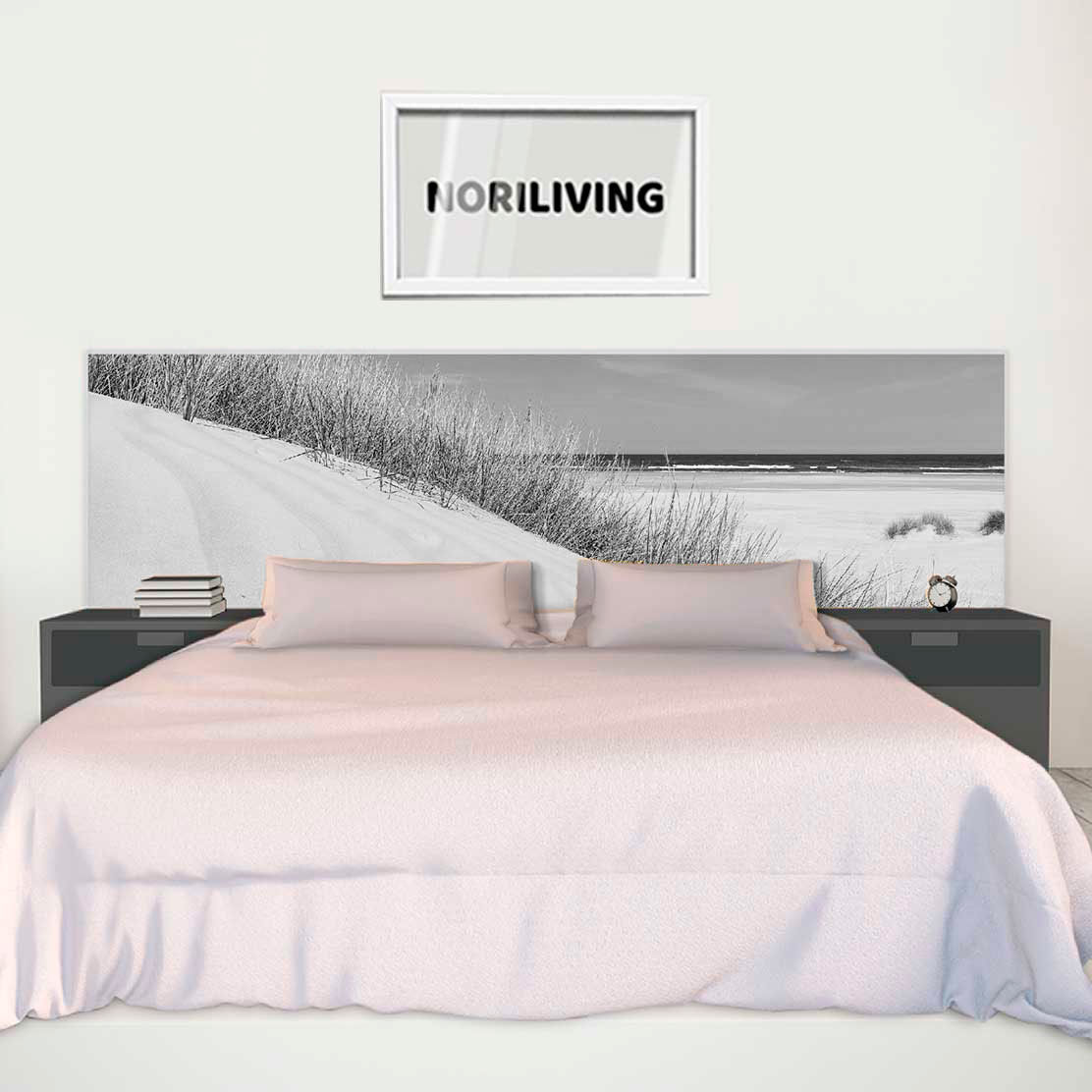 im Schlafzimmer eingebaute Bettrückwand mit Motiv Strand Düne mit Gras und Meer 640 schwarz-weiß