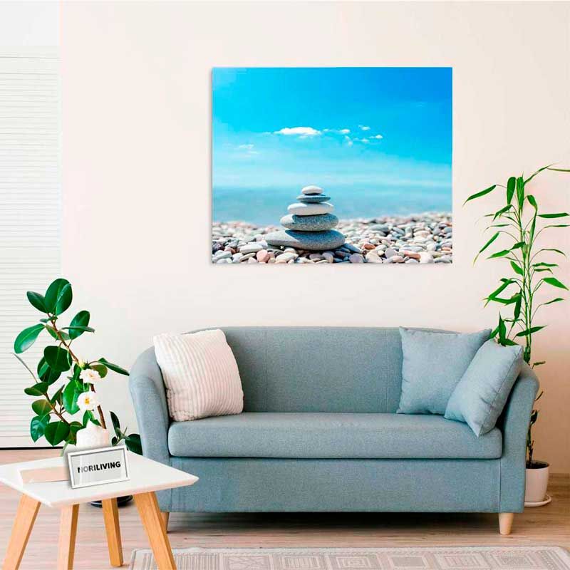 Hellblaues Sofa in modernem Wohnzimmer, dekoriert mit einem Zen-Steinen Wandbild und Zimmerpflanzen