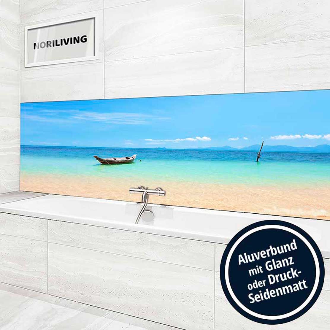 Ansicht des Badrückwand-Motivs schöner Strand und tropisches Meer mit Boot 653 Höhe zentriert
