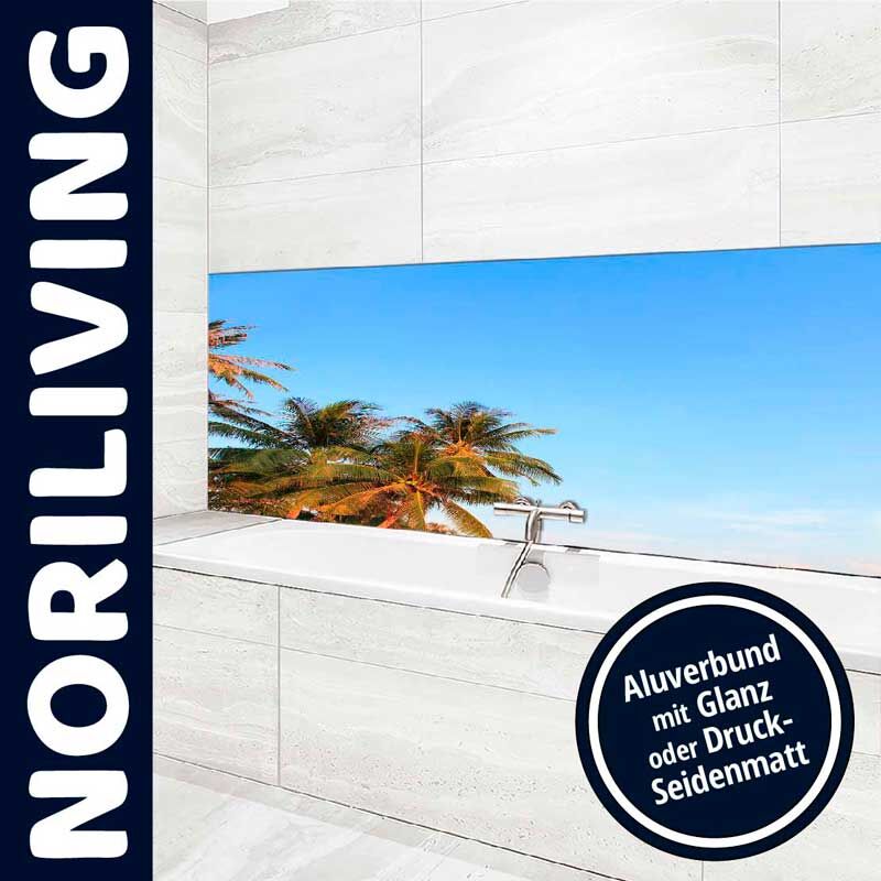 Badezimmer mit einer weißen Badewanne und einer Fototapete mit Palmen im Aluverbund-Design von Noriliving
