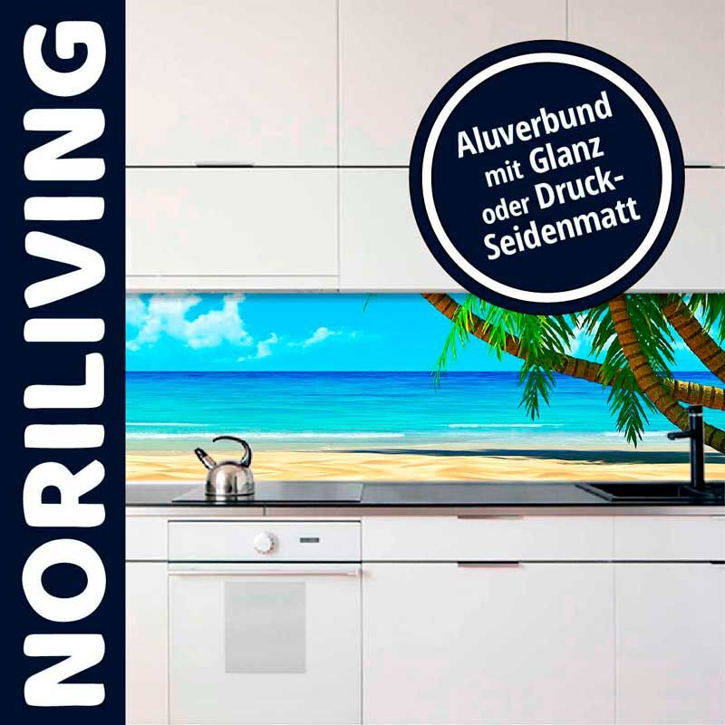 Küchenrückwand mit Strandmotiv und Palmen aus Aluverbund in einer modernen weißen Küche, erhältlich in Glanz oder Druck-Seidenmatt von Noriliving