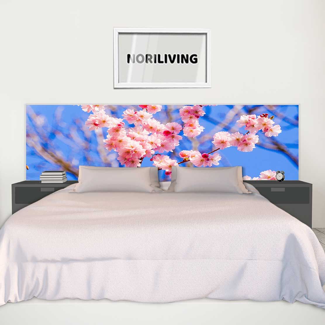 im Schlafzimmer eingebaute Bettrückwand mit Motiv Kirschblüte 789