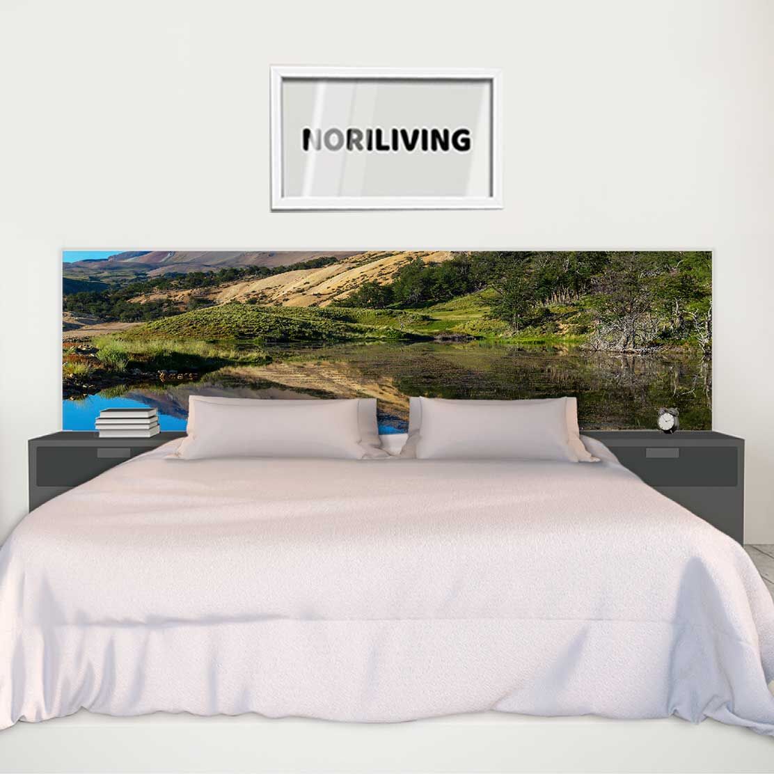 im Schlafzimmer eingebaute Bettrückwand mit Motiv Berglandschaft mit Gebirgssee in Patagonien 365