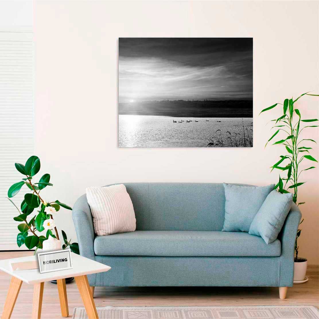 Wandbild über dem Sofa mit Motiv Sonnenuntergang über dem Fluss mit Schwänen 749 schwarz-weiß