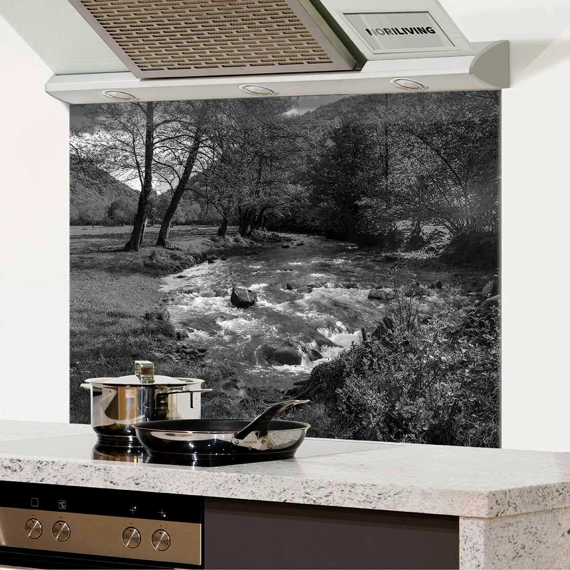in der Küche eingebauter Spritzschutz Küche - Herd mit Motiv Frühlingslandschaft mit Fluss 997 schwarz-weiß
