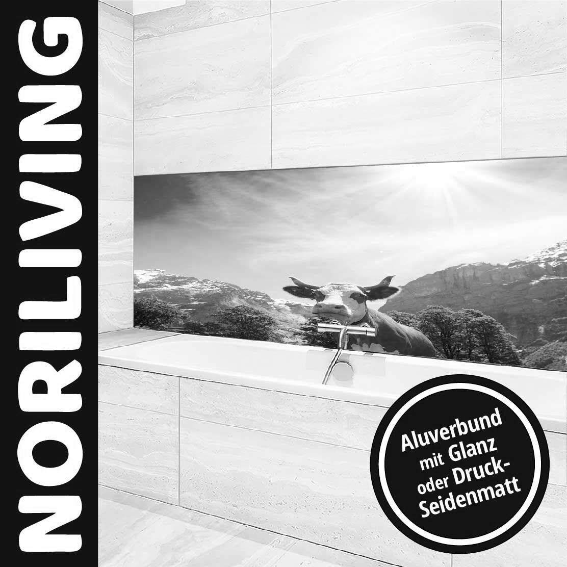 Schwarz-weißes Badezimmerdesign mit einer dekorativen Aluverbundplatte, die eine Kuh und Berge zeigt. Produkt von Noriliving mit Glanz oder Druck-Seidenmatt.