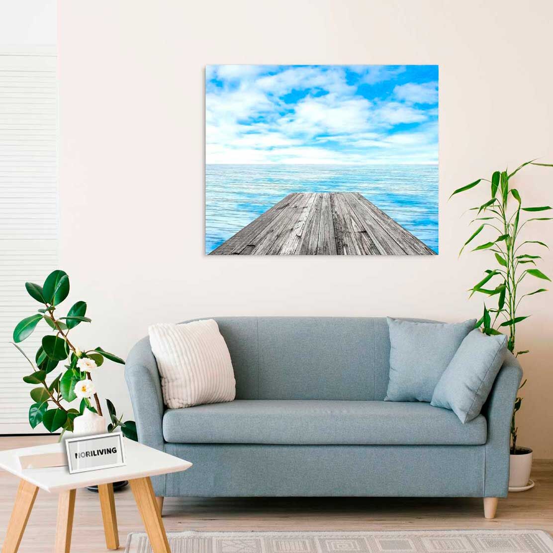 Wandbild über dem Sofa mit Motiv grauer Holzsteg am Meer 539