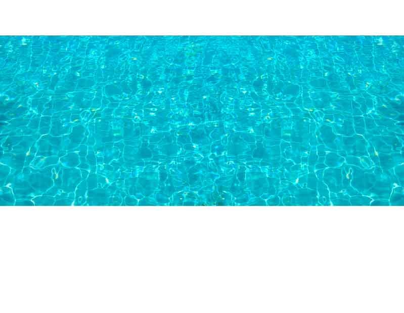 Blick auf eine glitzernde Wasseroberfläche eines Pools mit Sonnenreflexionen