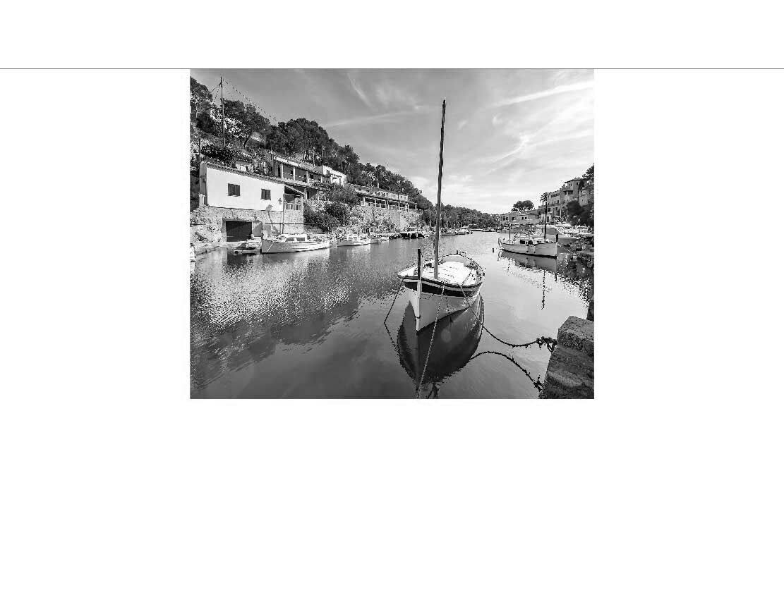 Ansicht des Badrückwand-Motivs Idyllisches Fischerdorf Port De Cala Figuera 889 schwarz-weiß