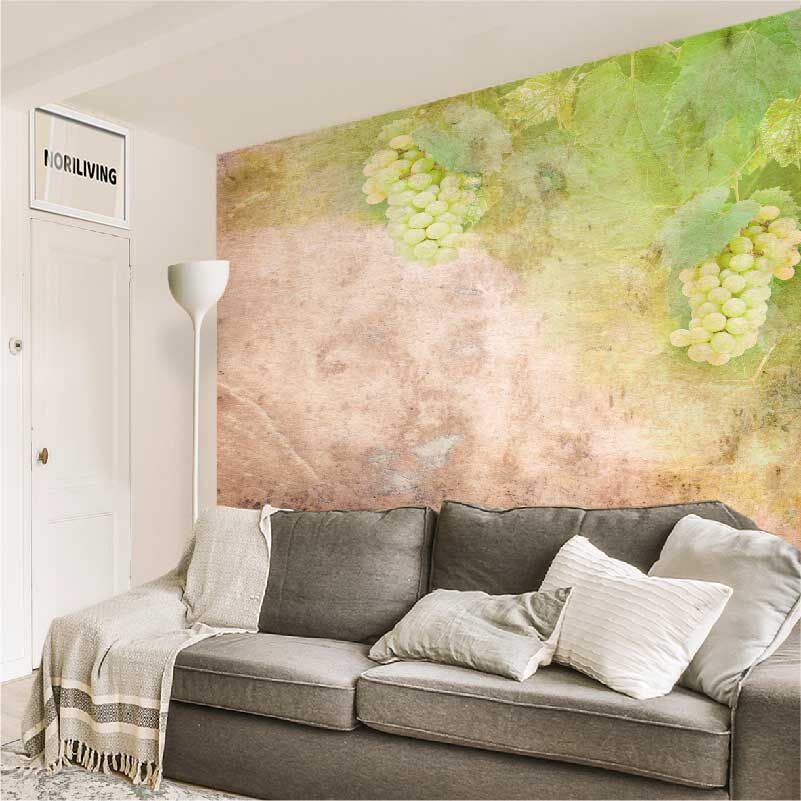 im Wohnzimmer eingebaute Wohnzimmerrückwand mit Motiv Weintrauben vor beiger Fassade 298