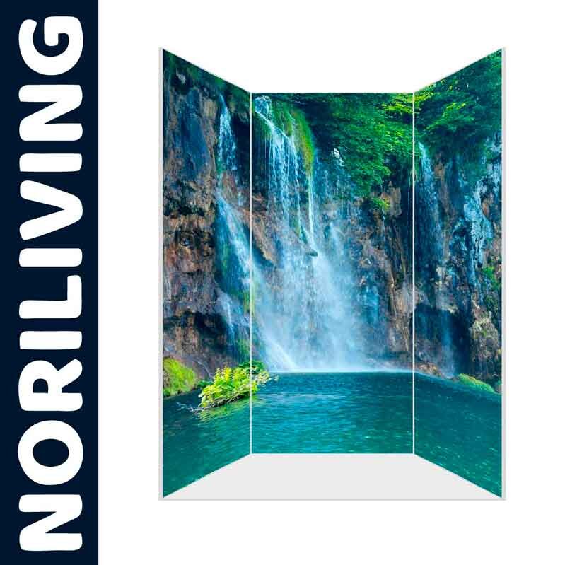 Dreiteiliger Raumteiler mit einem lebhaften Wasserfallbild und dem Logo von Noriliving