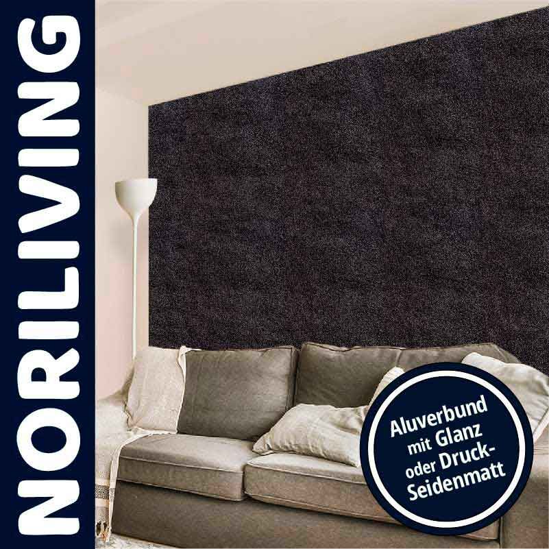 Wohnzimmer mit einer NoriLiving Aluverbund-Wandverkleidung in dunkelgrauer Optik, kombiniert mit einer beigen Couch