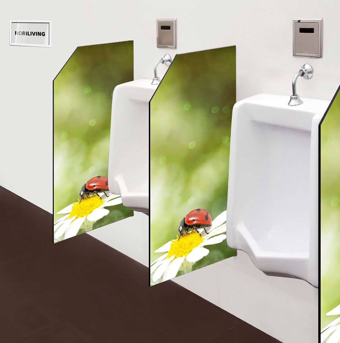 in der Toilette eingebaute Schamwand mit Motiv Marienkäfer sitzt auf einer Gänseblume 812