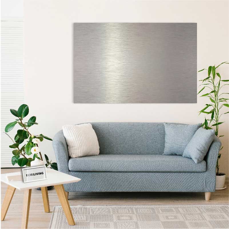 Elegantes Wohnzimmerdesign mit grauem Sofa und moderner Wandkunst Ein modernes Wohnzimmer mit einem grauen Sofa, dekoriert mit Kissen, einem kleinen weißen Tisch und einer großen, metallischen Wandkunst im Hintergrund. Pflanzen ergänzen das elegante Design.