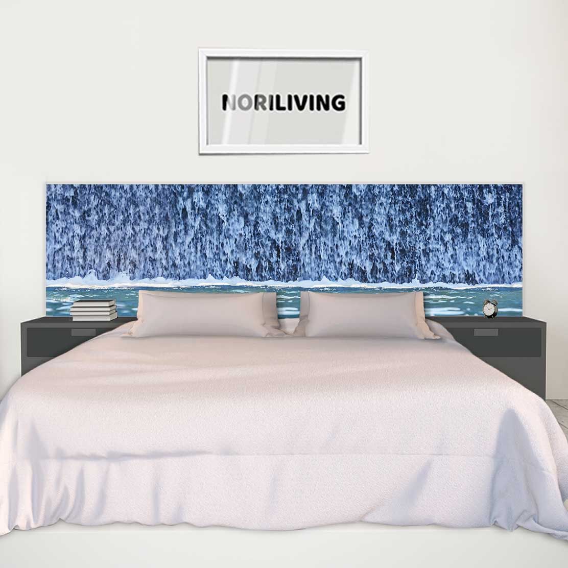 im Schlafzimmer eingebaute Bettrückwand mit Motiv Wasserwand Cascade 358