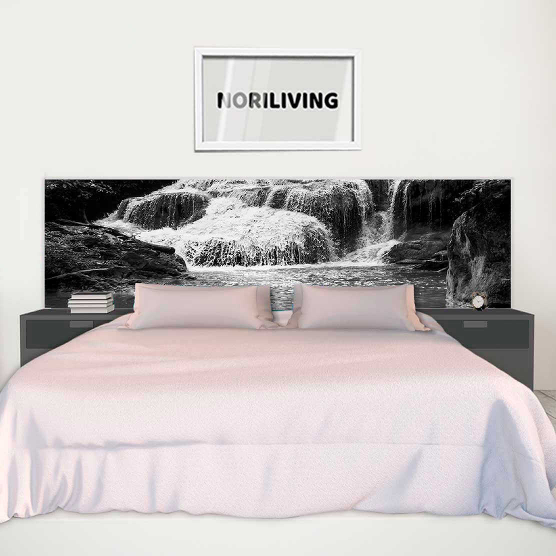 im Schlafzimmer eingebaute Bettrückwand mit Motiv Türkiser See 249 schwarz-weiß