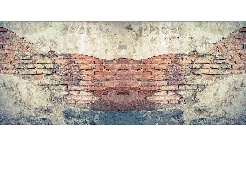 Nahaufnahme einer alten Backsteinmauer, teilweise mit verblasstem Putz bedeckt