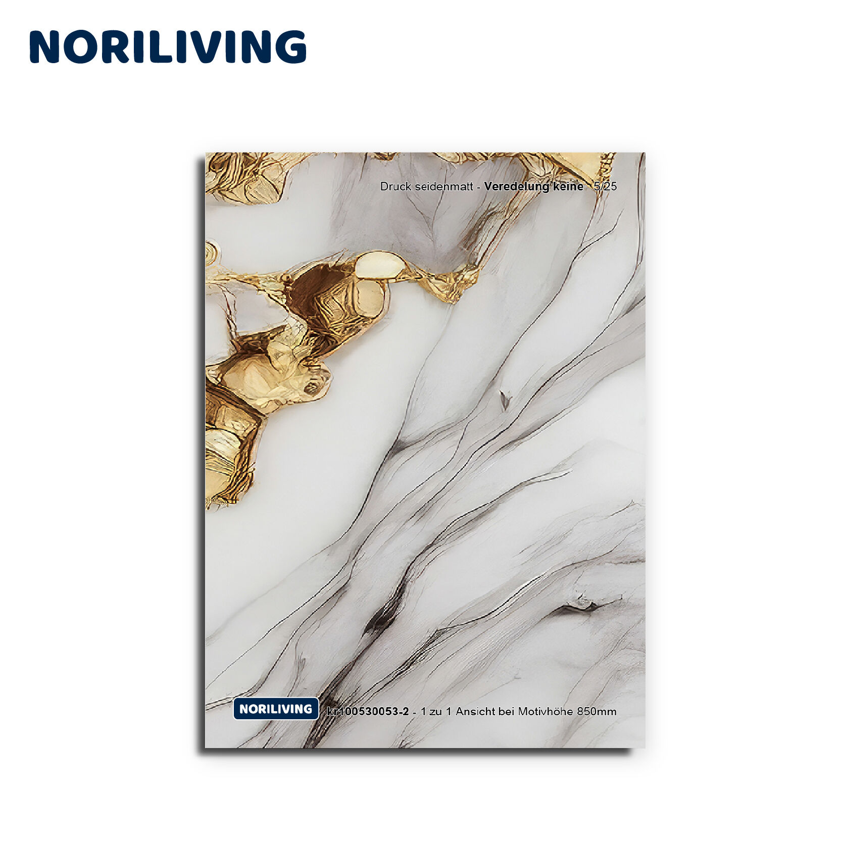 Detailansicht einer dekorativen Platte mit goldenen Akzenten auf marmorierter Oberfläche von Noriliving