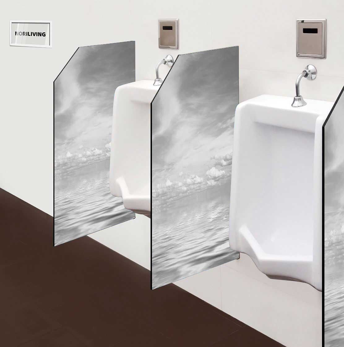 in der Toilette eingebaute Schamwand mit Motiv blauer Himmel mit weißen Wolken über Wasseroberfläche 838 schwarz-weiß