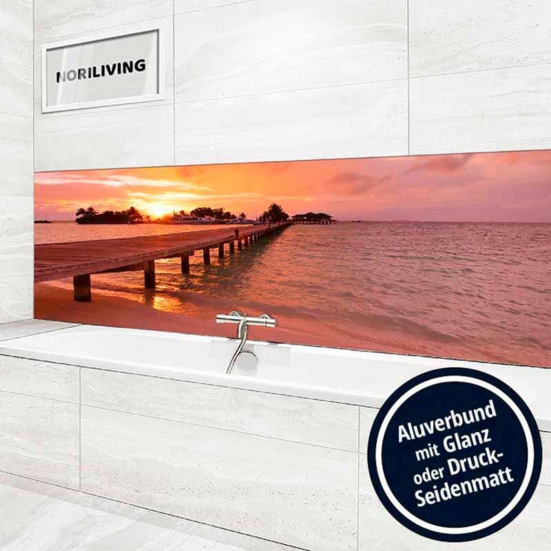Badezimmer mit eleganter Fototapete eines Sonnenuntergangs über einem Steg, sowie Aluverbundbeschichtung in Glanz oder Druck-Seidenmatt.