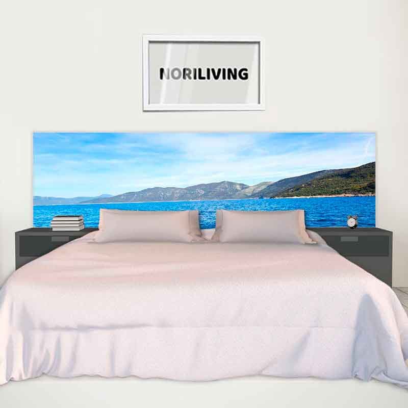 Elegantes Schlafzimmer mit großem Bett, gestylt mit Meerblick-Wandbild im modernen Design.
