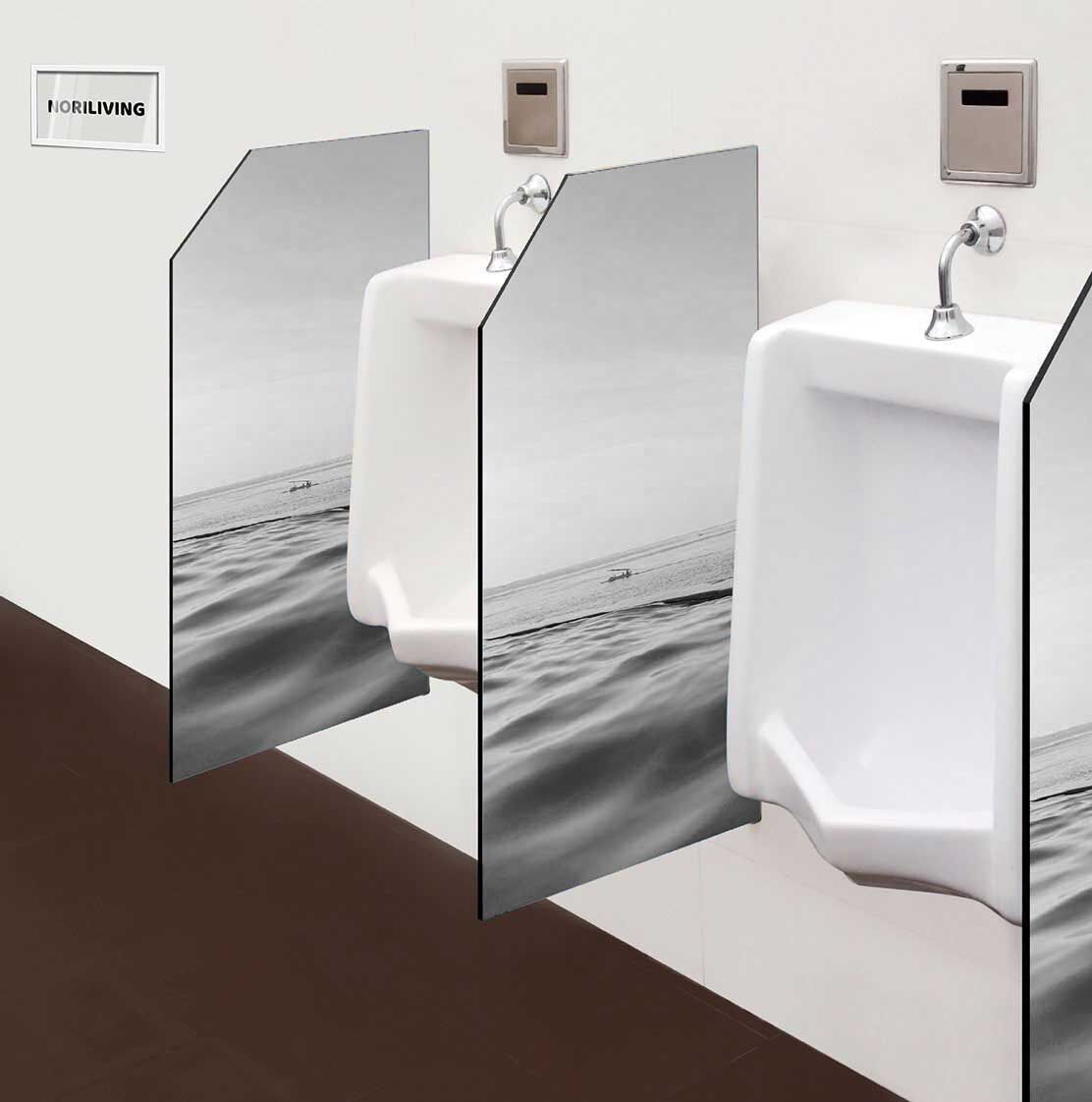 in der Toilette eingebaute Schamwand mit Motiv Sonnenuntergang und Meerblick aus dem Pool 736 schwarz-weiß
